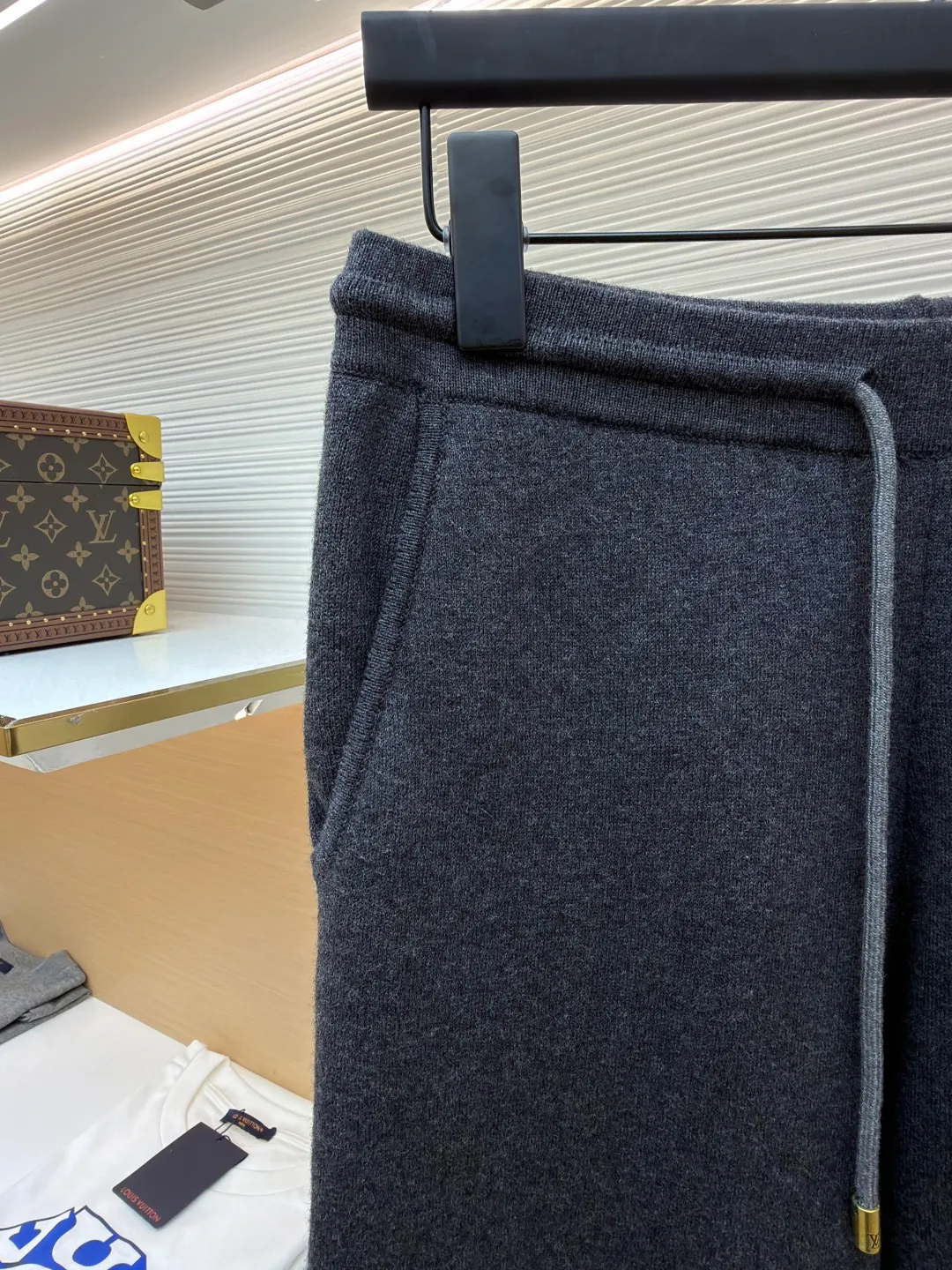 LOUIS VUITTON wool knitted printed leggings trousers ●Original version: Purchased and developed by 13100 ●Item number: 1682079-B70 ●Fabric: wool blended fabric ●Technology: knitted ●Color: gray ●Version: fitted version ●Weight: about 500 grams ●Size: S-M-L-XL ●Description: Wool custom-dyed with 48s cashmere blended imported yarn, imported Stoll 14-needle double-sided jacquard process, a single piece takes 280 minutes per piece, the pockets are made of 60s modal cotton, the cashmere feels very soft and waxy, with high warmth retention, custom-made logo zipper, specific three-label washing, the overall routing is straight and delicate, the fabric is comfortable and soft, the color is consistent and no color difference It can be matched with the same style to create a fashionable look, and can be used in various occasions. Customized accessories, complete with three standards, same style for men and women!